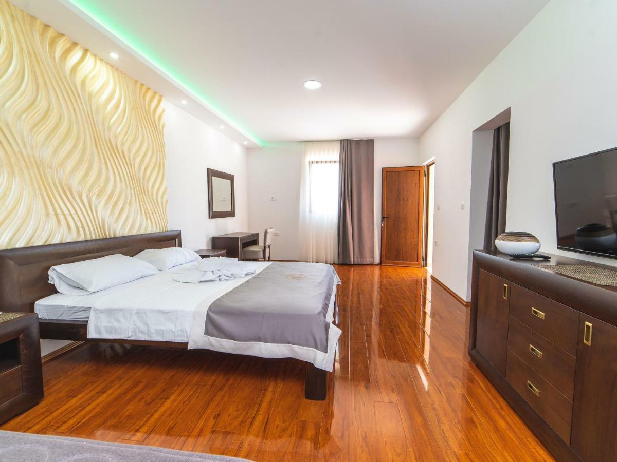 Hotel Royal Garden Nikšić Buitenkant foto