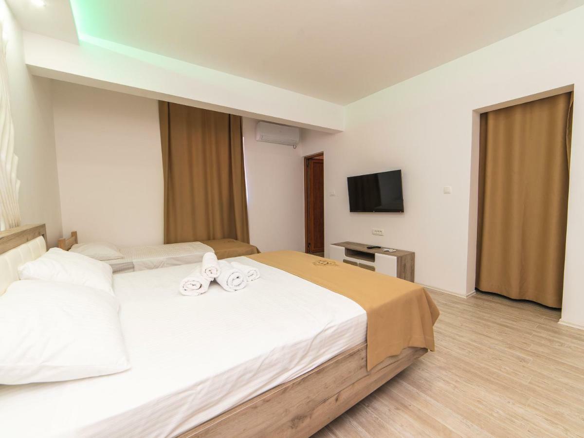 Hotel Royal Garden Nikšić Buitenkant foto