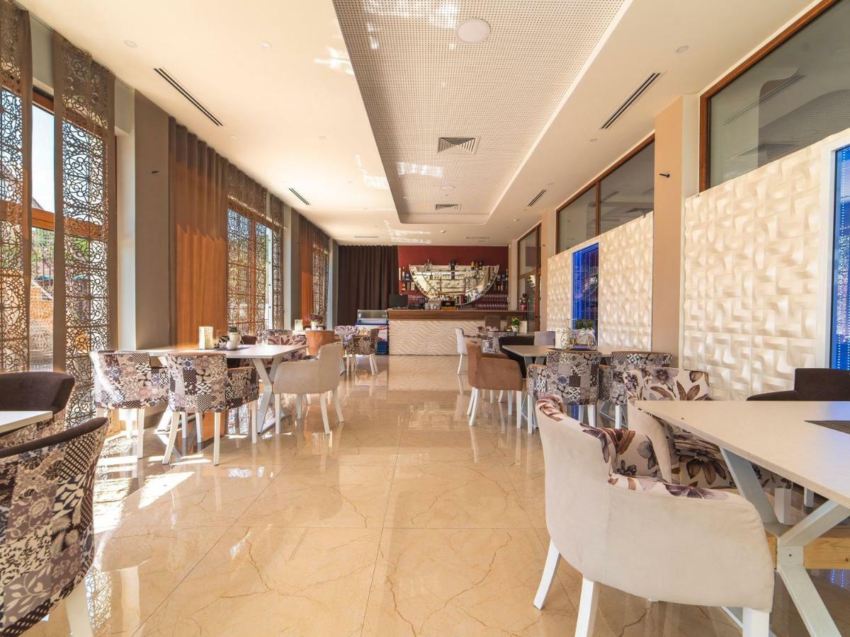 Hotel Royal Garden Nikšić Buitenkant foto