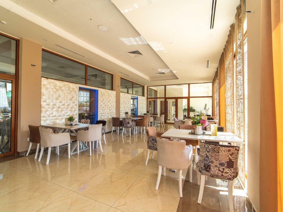Hotel Royal Garden Nikšić Buitenkant foto