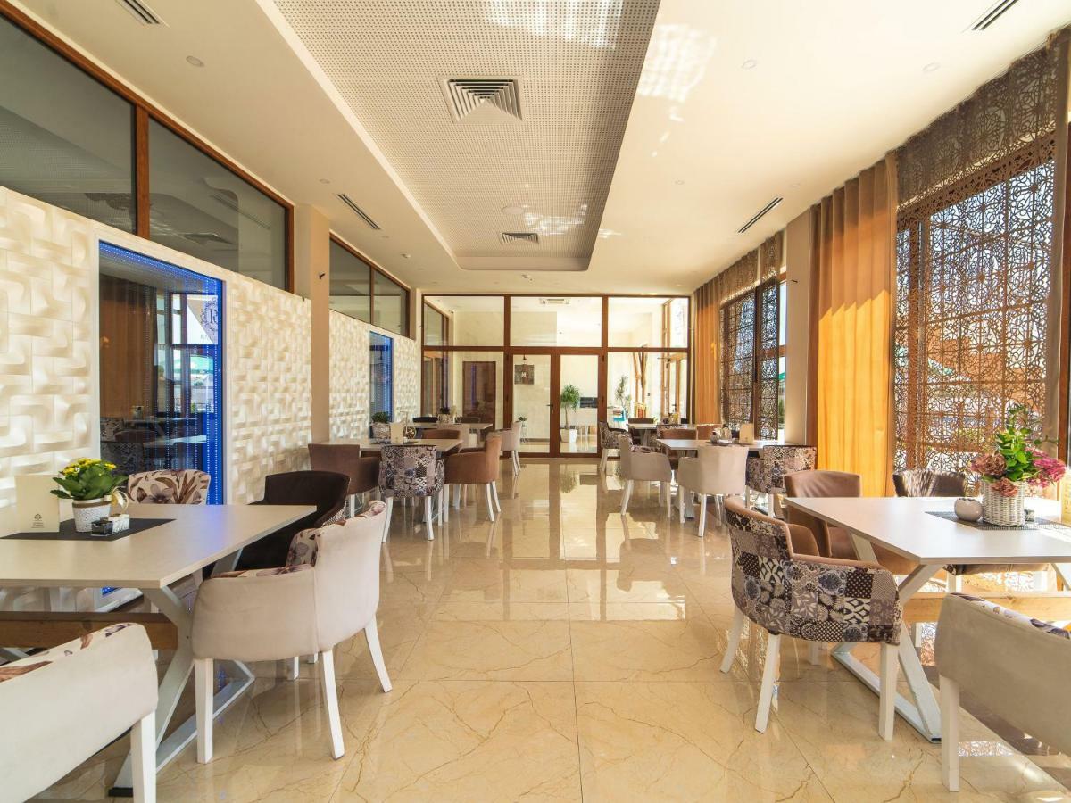 Hotel Royal Garden Nikšić Buitenkant foto