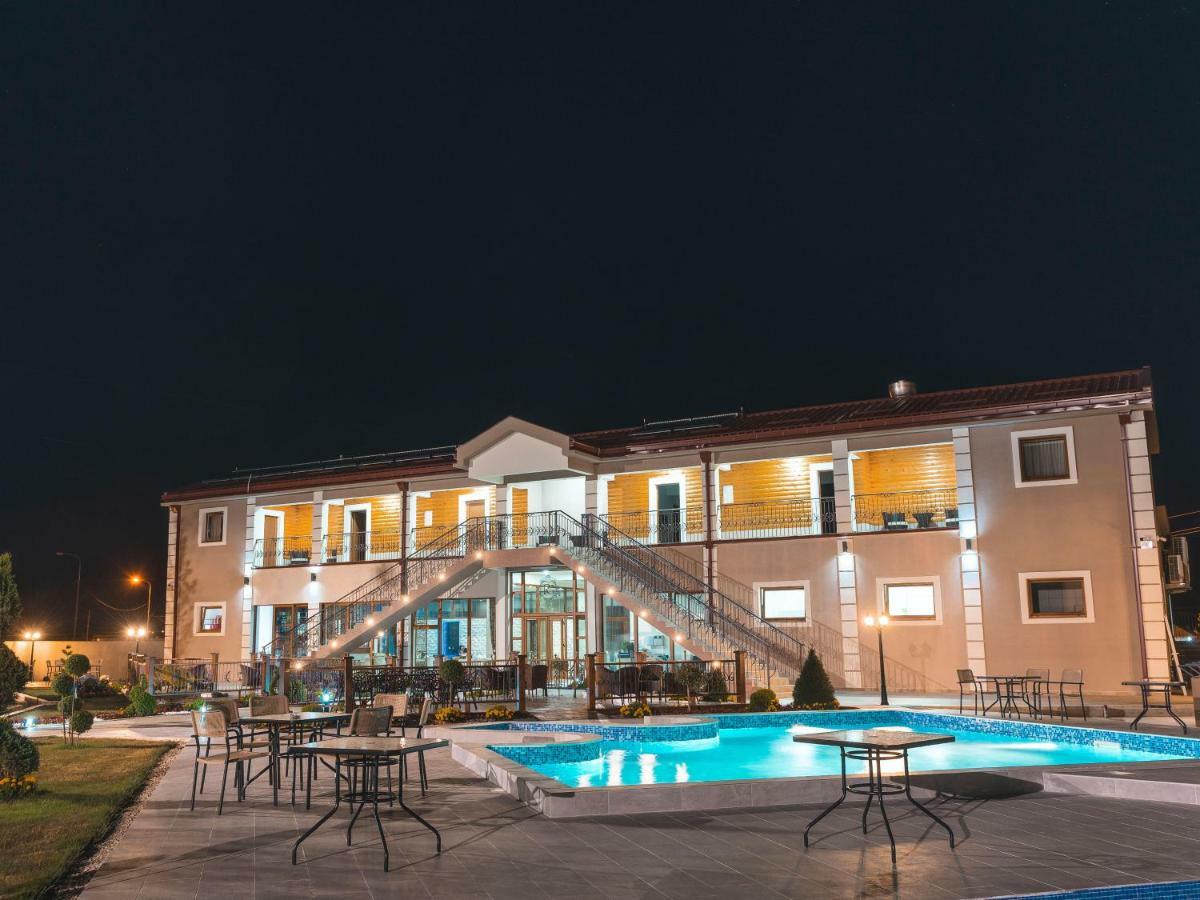 Hotel Royal Garden Nikšić Buitenkant foto