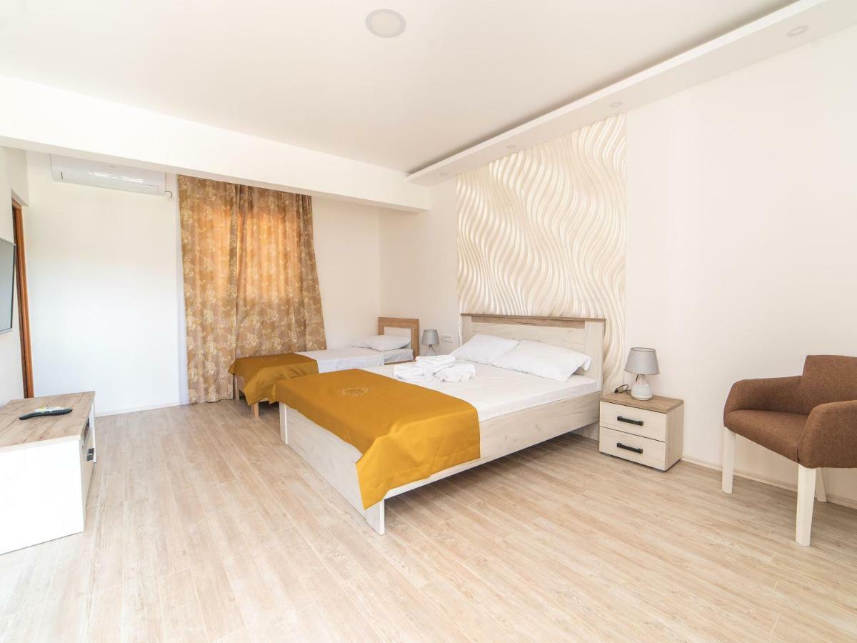Hotel Royal Garden Nikšić Buitenkant foto