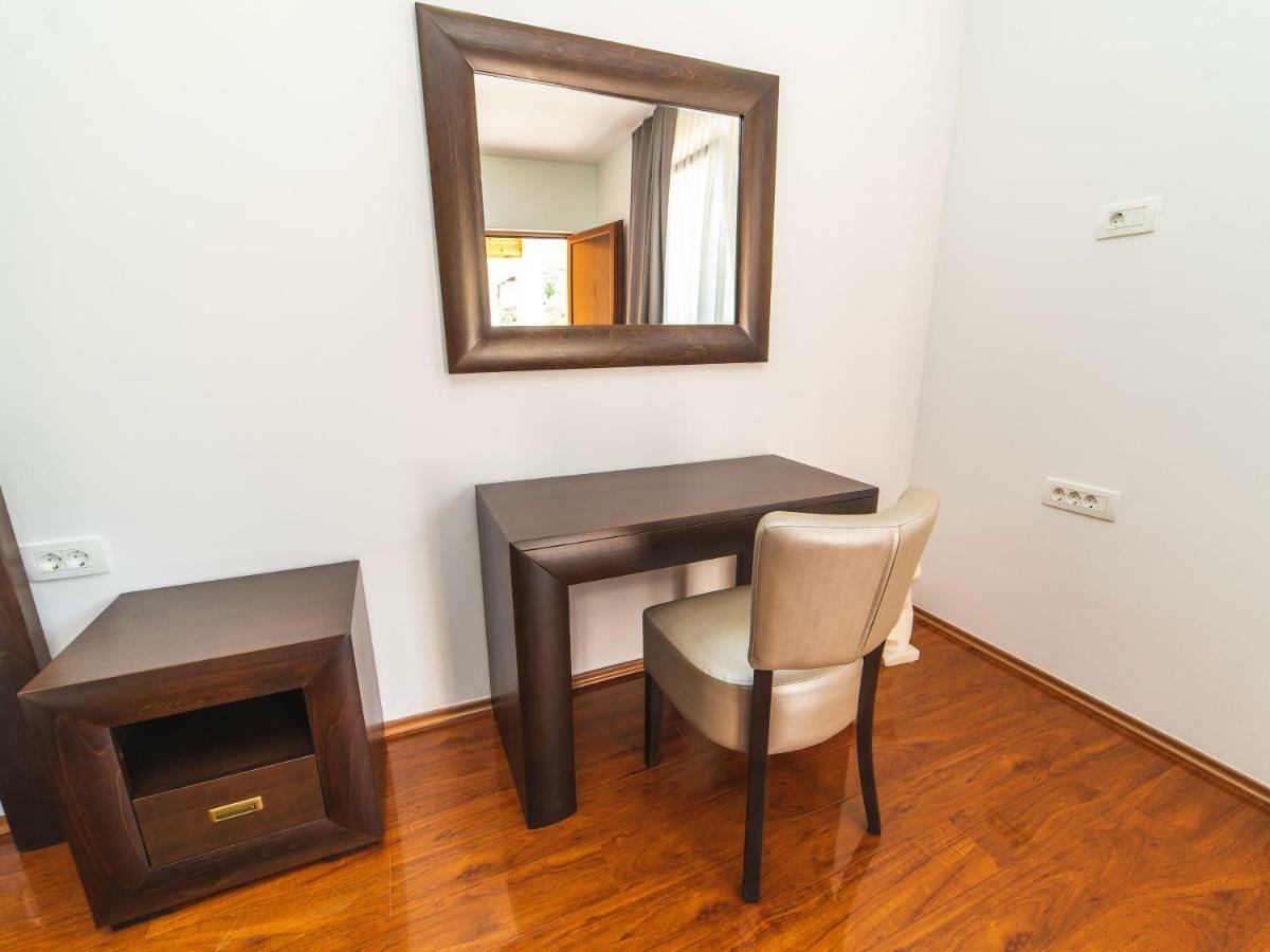 Hotel Royal Garden Nikšić Buitenkant foto